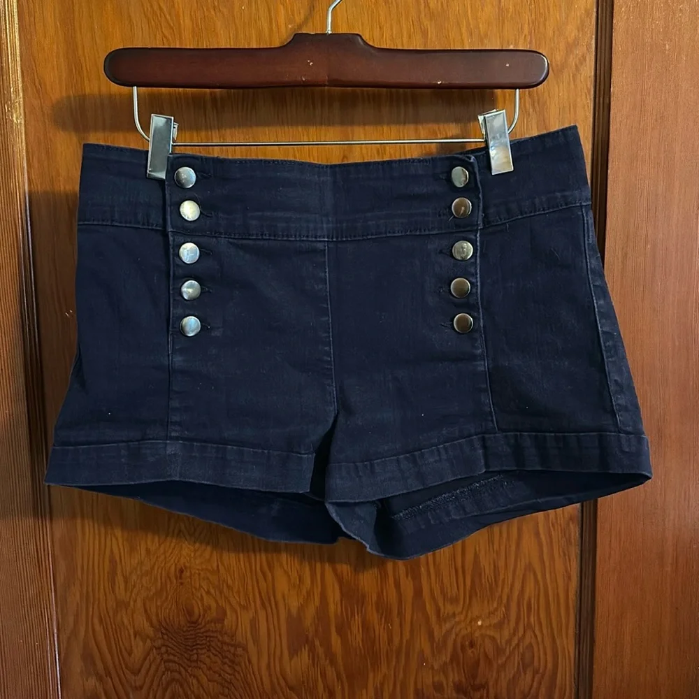 💜💜 Forever 21 Double Buttoned Very Short Shorts Ladies Size 10